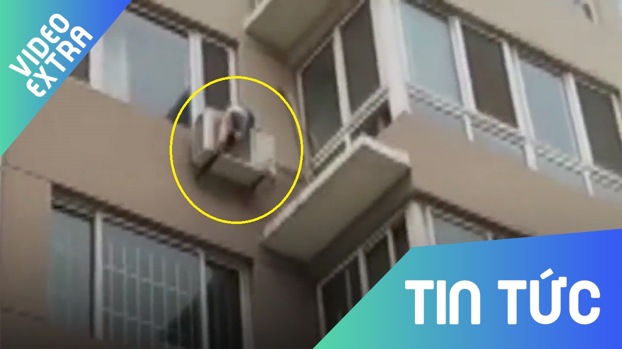 Nghet tho cuu be trai tuot tay roi khoi tang 5 chung cu o Trung Quoc hinh anh