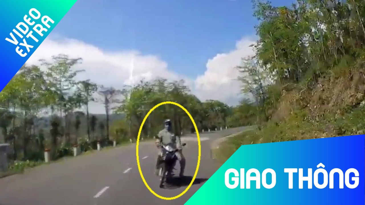 Di nguoc chieu tren deo, xe may suyt bi oto dam trung hinh anh