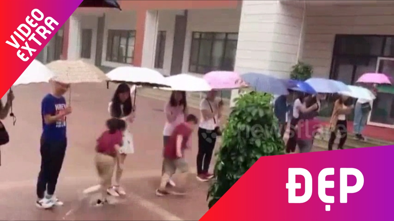 Giao vien xep hang trong mua, che o cho hoc sinh vao lop o Trung Quoc hinh anh