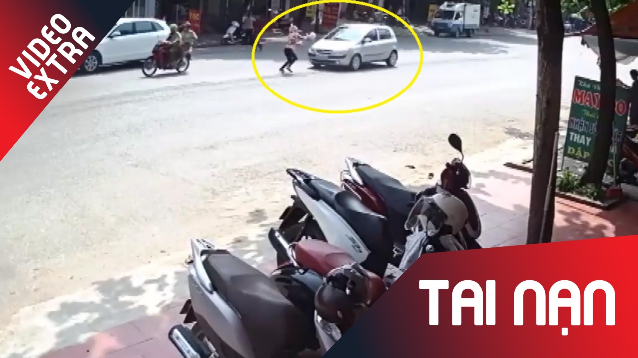 Nguoi phu nu bi oto tong vang nguoc khi sang duong hinh anh