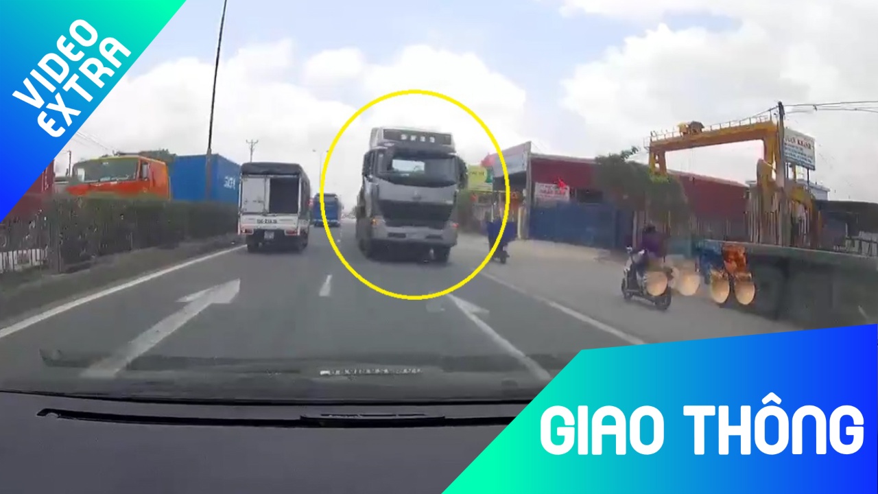 Container bat ngo xuat hien nguoc chieu, suyt gay va cham hinh anh