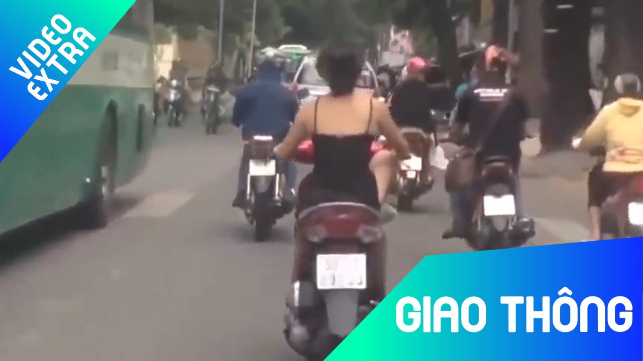 Co gai mac an mac 'thieu vai' vo tu lang lach du khong doi mu bao hiem hinh anh