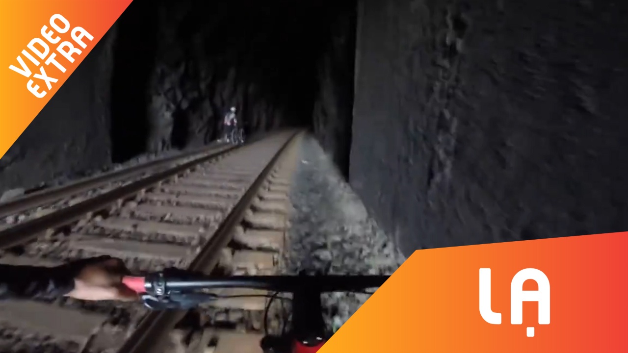 Di vao duong ham xe lua, nguoi dan ong thoat chet truoc mui tau hinh anh