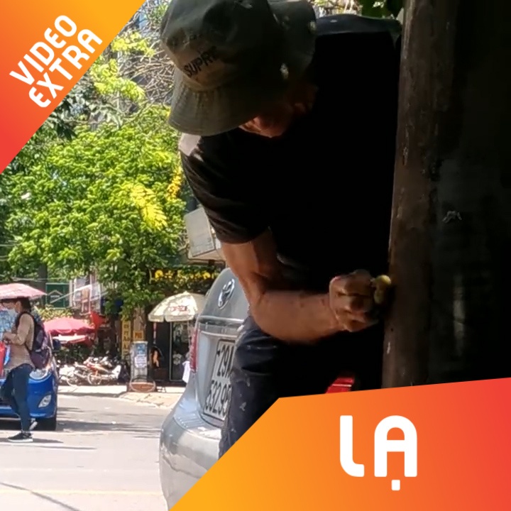 Chang trai nuoc ngoai xach xo nuoc cao sach giay quang cao o cot dien hinh anh