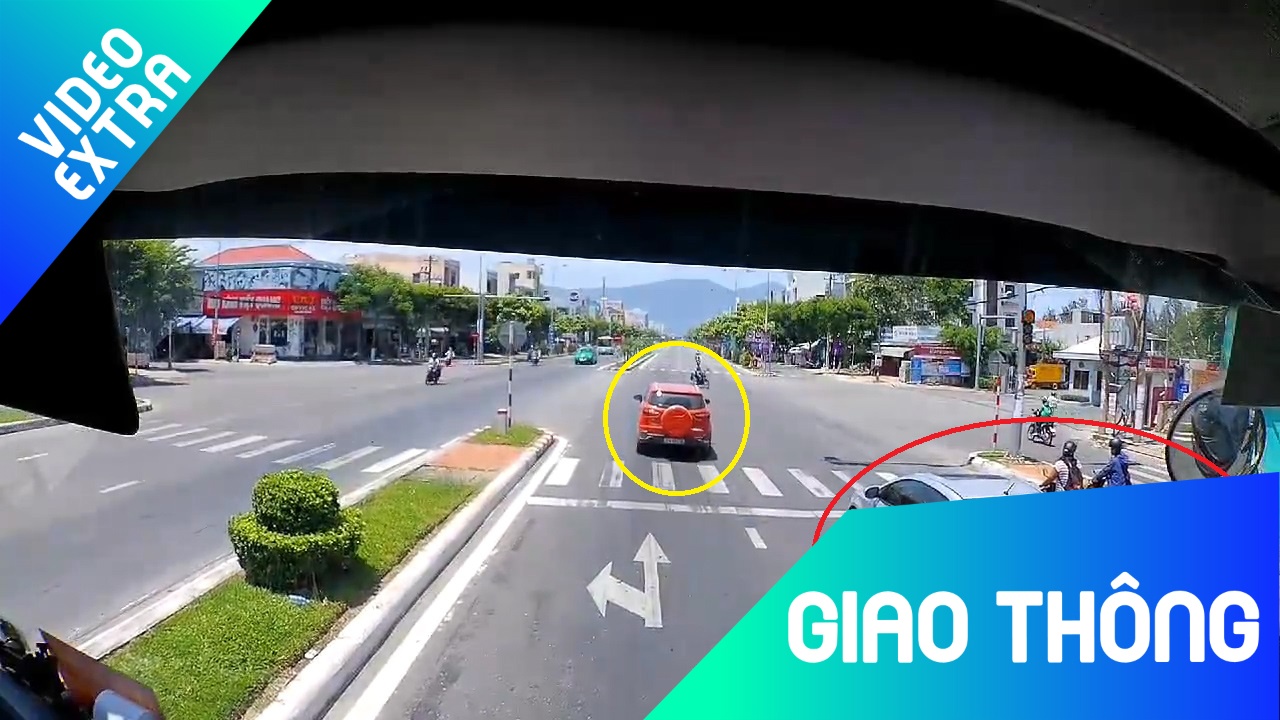 Xe may lach giua hai oto chi de vuot den do hinh anh