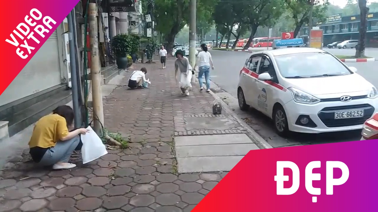 Du khach Nhat nhat rac tren via he Ha Noi hinh anh