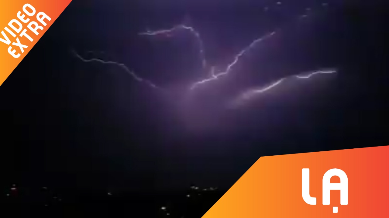 Su ket hop giua sam set va nhac EDM trong dem mua Sai Gon hinh anh