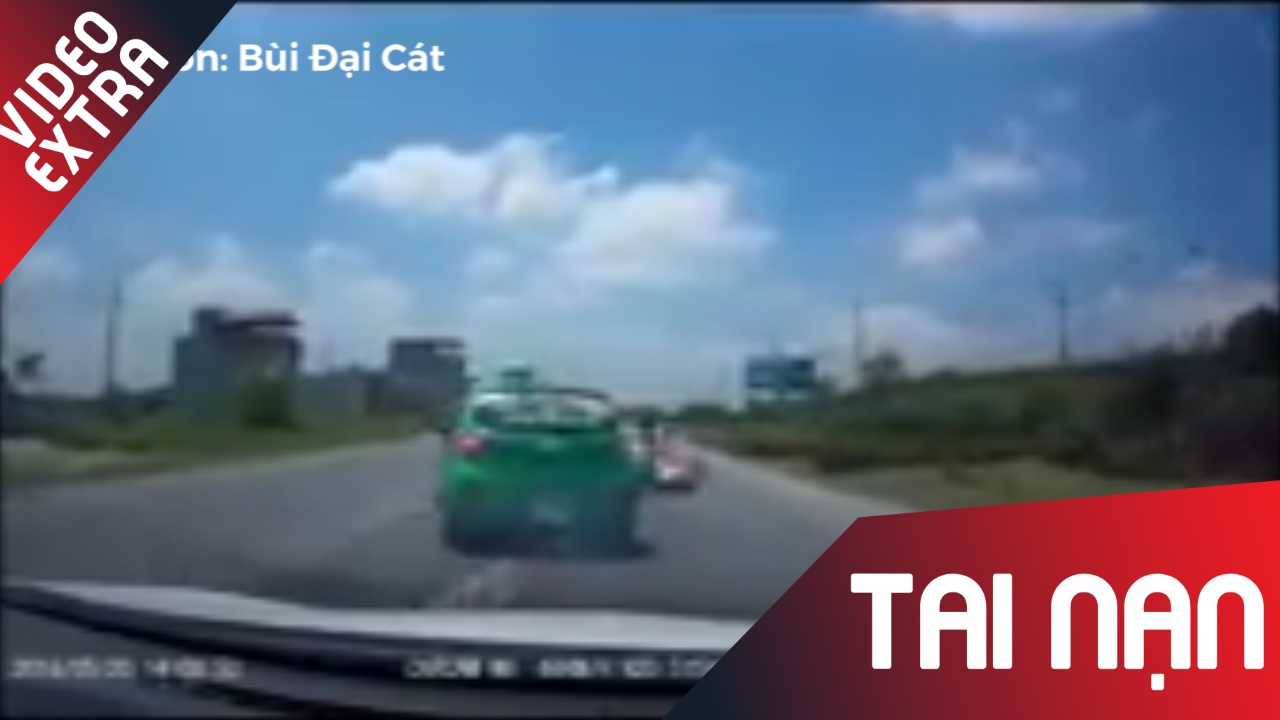 Vuot au, tai xe taxi tong thang vao xe may tren duong hinh anh