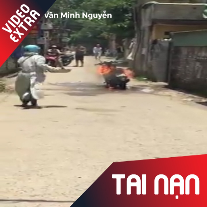 Nguoi phu nu bat luc nhin xe may bi boc chay giua duong hinh anh