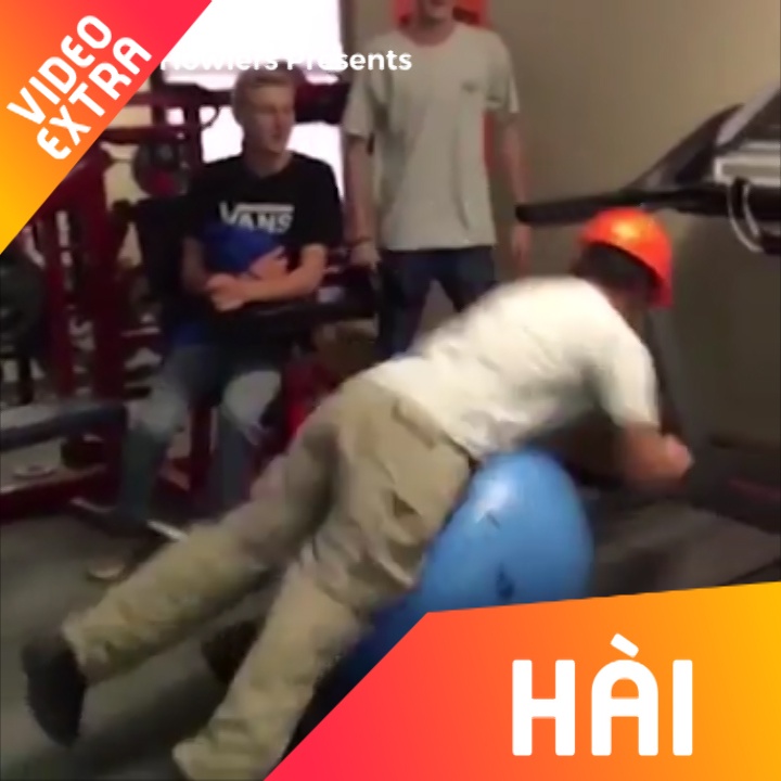 Nguoi dan ong thu om bong len may chay bo va cai ket sau do hinh anh