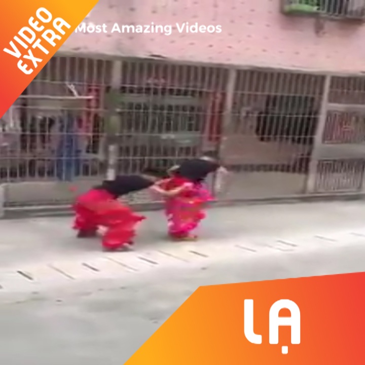 Can canh ‘khinh cong’ cua cac nghe si mua lan su rong hinh anh