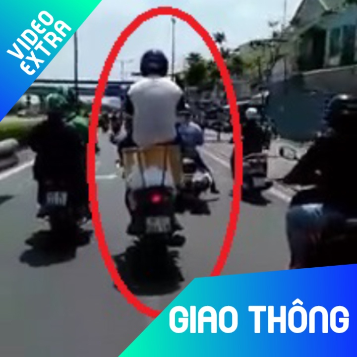 Nguoi dan ong ngoi tren thung hang xe may mot cach nguy hiem hinh anh