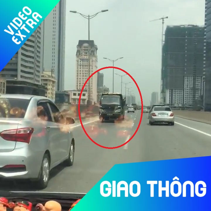 Oto tai chay lui xe tren cao toc hinh anh