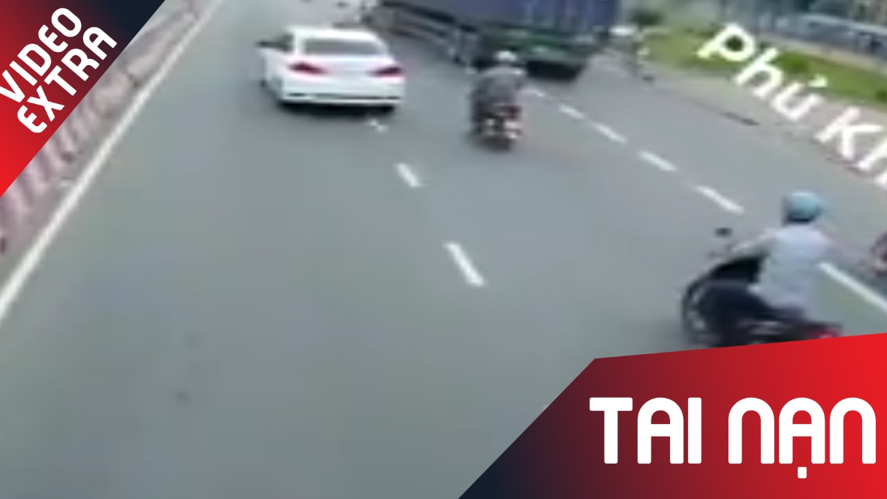 Bi oto chen ep, xe may thoat chet ngay duoi gam xe container hinh anh