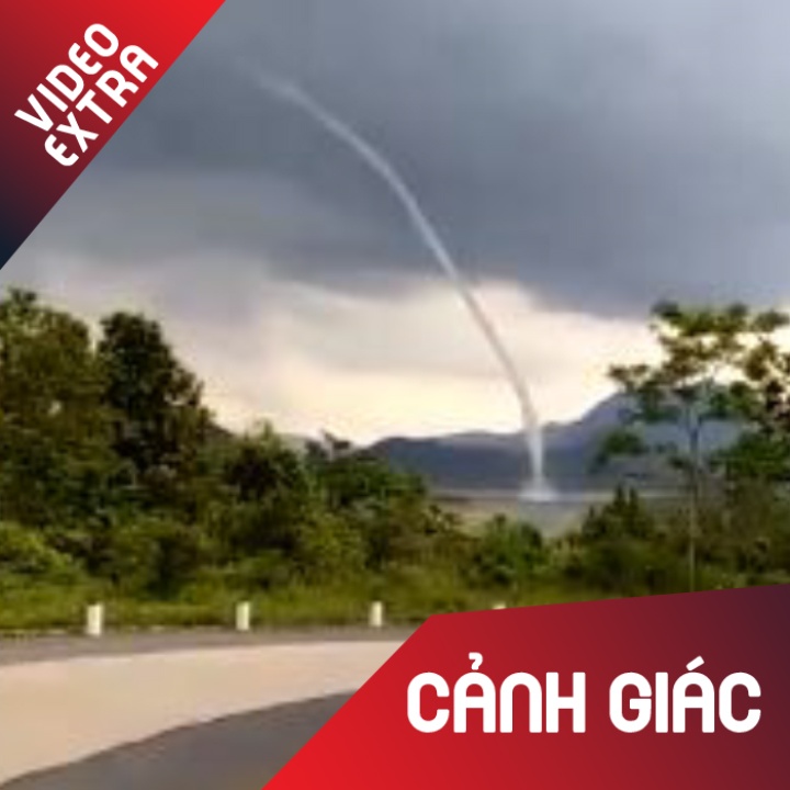 Voi rong khong lo cao hang tram met xuat hien giua long ho o Quang Tri hinh anh