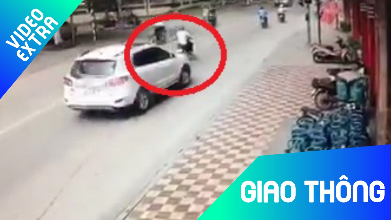 Dung den do, xe may bi oto tu sau dam trung hinh anh