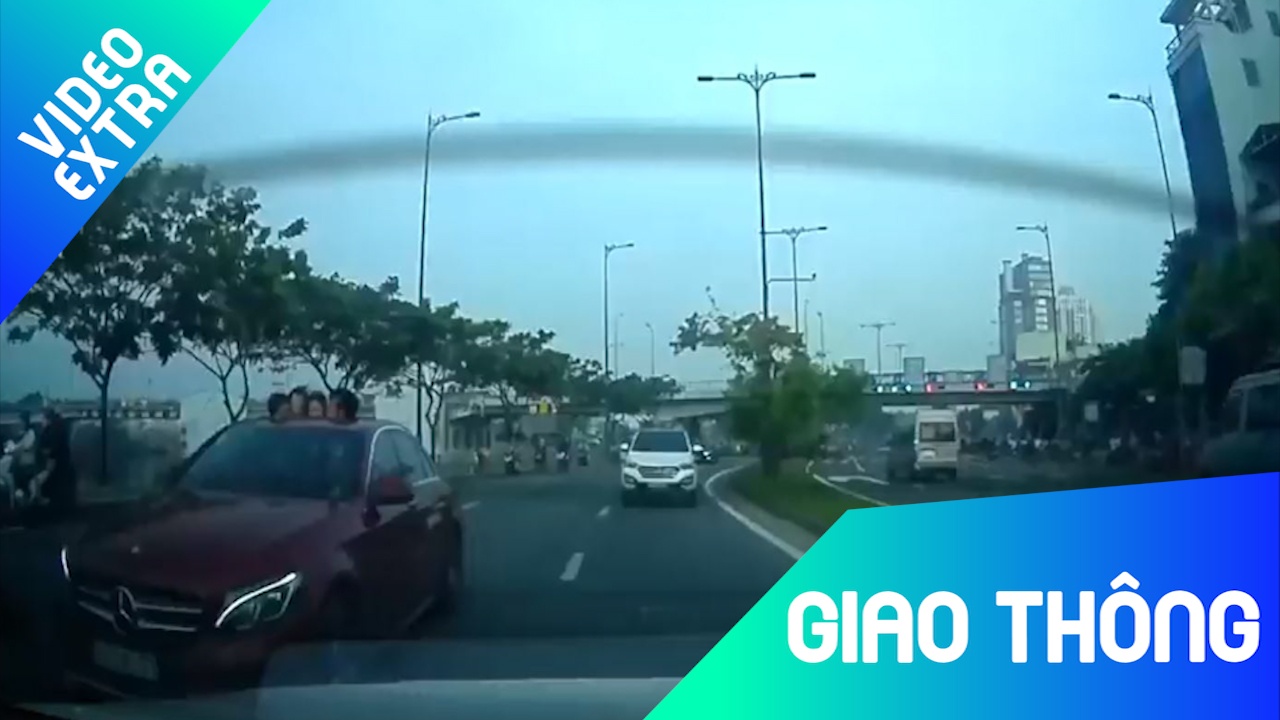 Tre em tho dau ra ngoai xe hoi khi chay tren duong o Sai Gon hinh anh