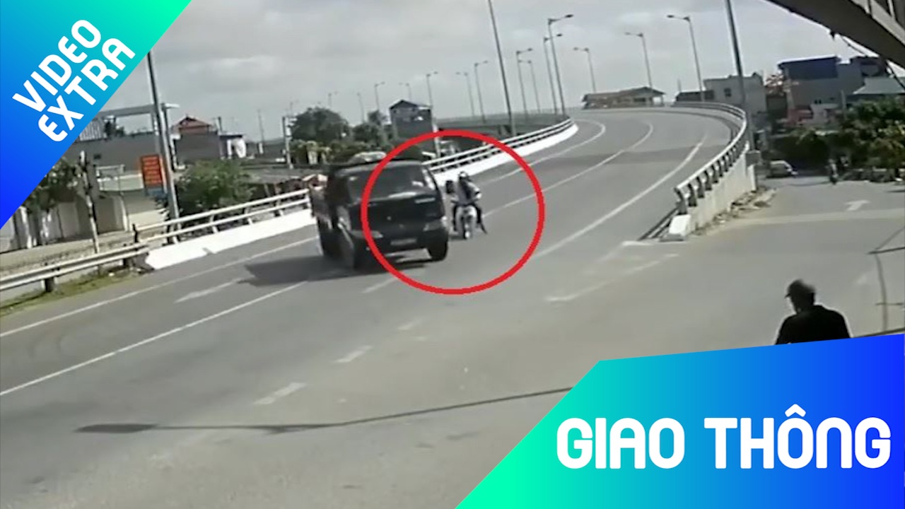 Tong vao xe tai dang quay dau, 2 thanh nien may man thoat chet hinh anh