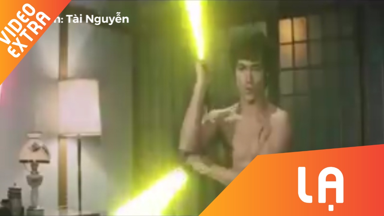 Ly Tieu Long su dung con nhi khuc phien ban lightsaber hinh anh