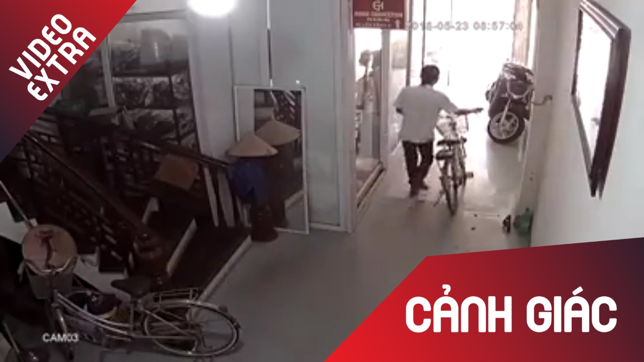 Phot lo SH, ten trom di thang vao nha lay xe dap hinh anh