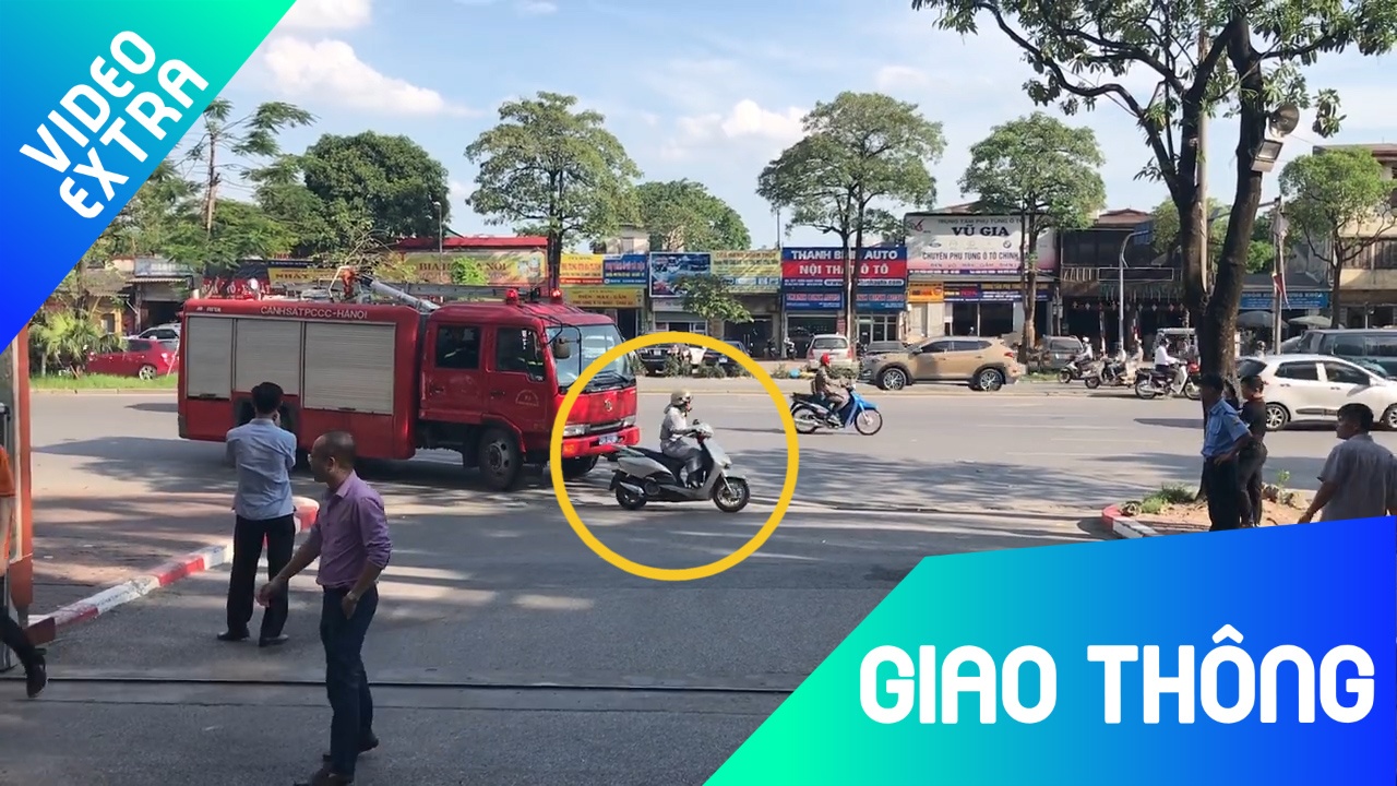 Nguoi phu nu chay Lead tat ngang dau xe cuu hoa hinh anh