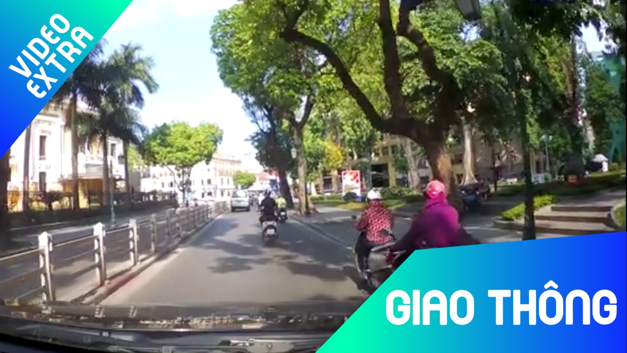 Xe di truoc phanh gap, nguoi phu nu nga ngay truoc mui oto hinh anh