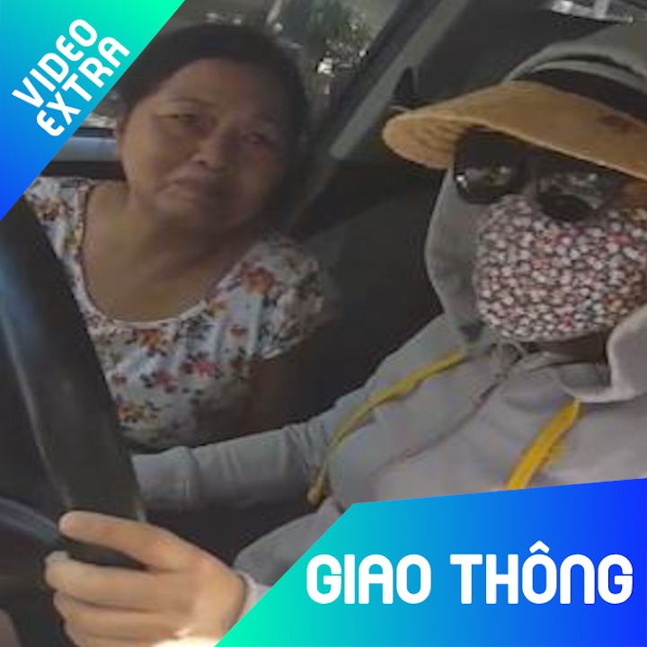 Oto va quet gay kinh chieu hau, hai tai xe tranh luan giua duong hinh anh