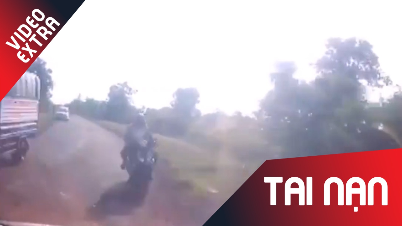 Xe may tong truc dien vao dau oto hinh anh