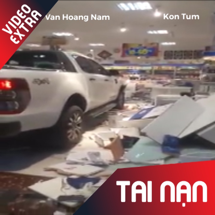 Nguoi phu nu lai xe Ranger tong thang vao nha sach hinh anh