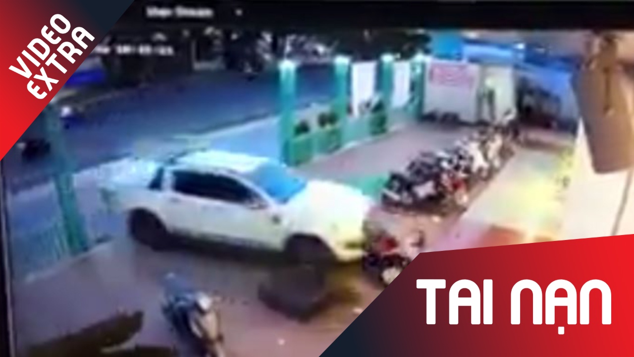 Nu tai xe lai ban tai can xe may, tong sap cong nha sach hinh anh