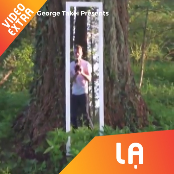 Anh chang 'dich chuyen' khong gian nho chiec guong ky dieu hinh anh