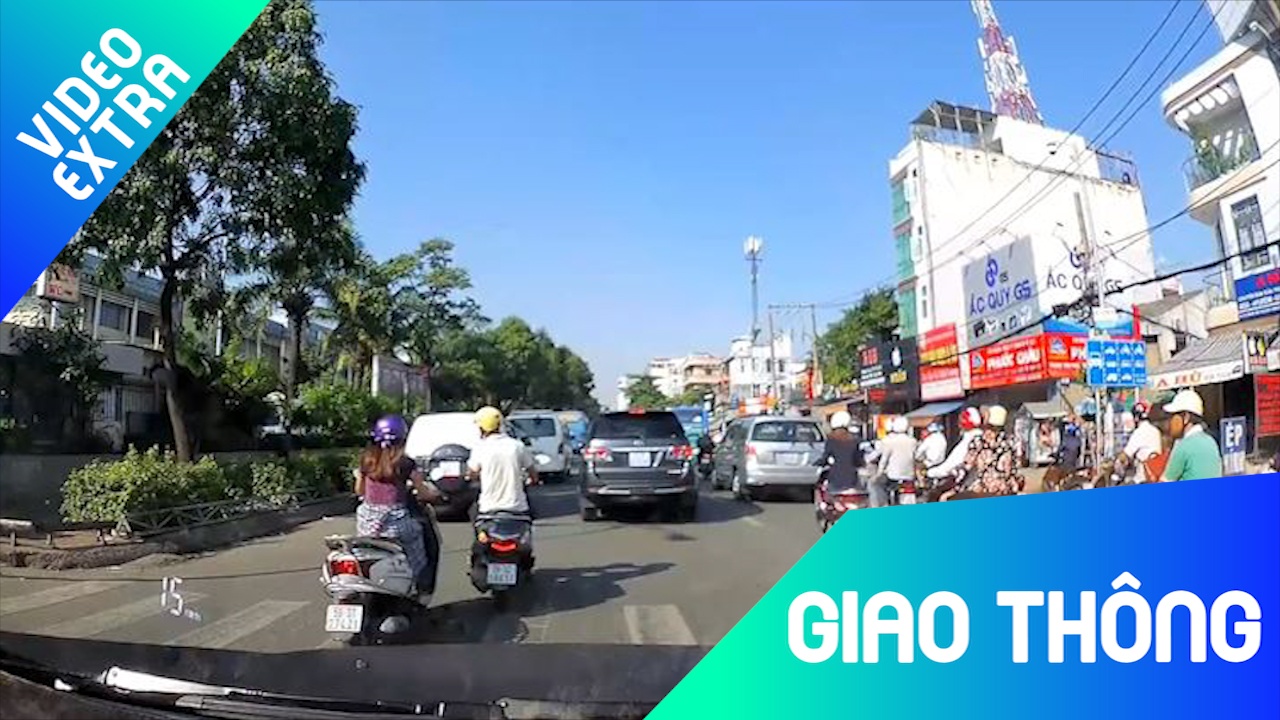 Nguoi dan ong danh vong chan dau,  treu nguoi xe khac hinh anh