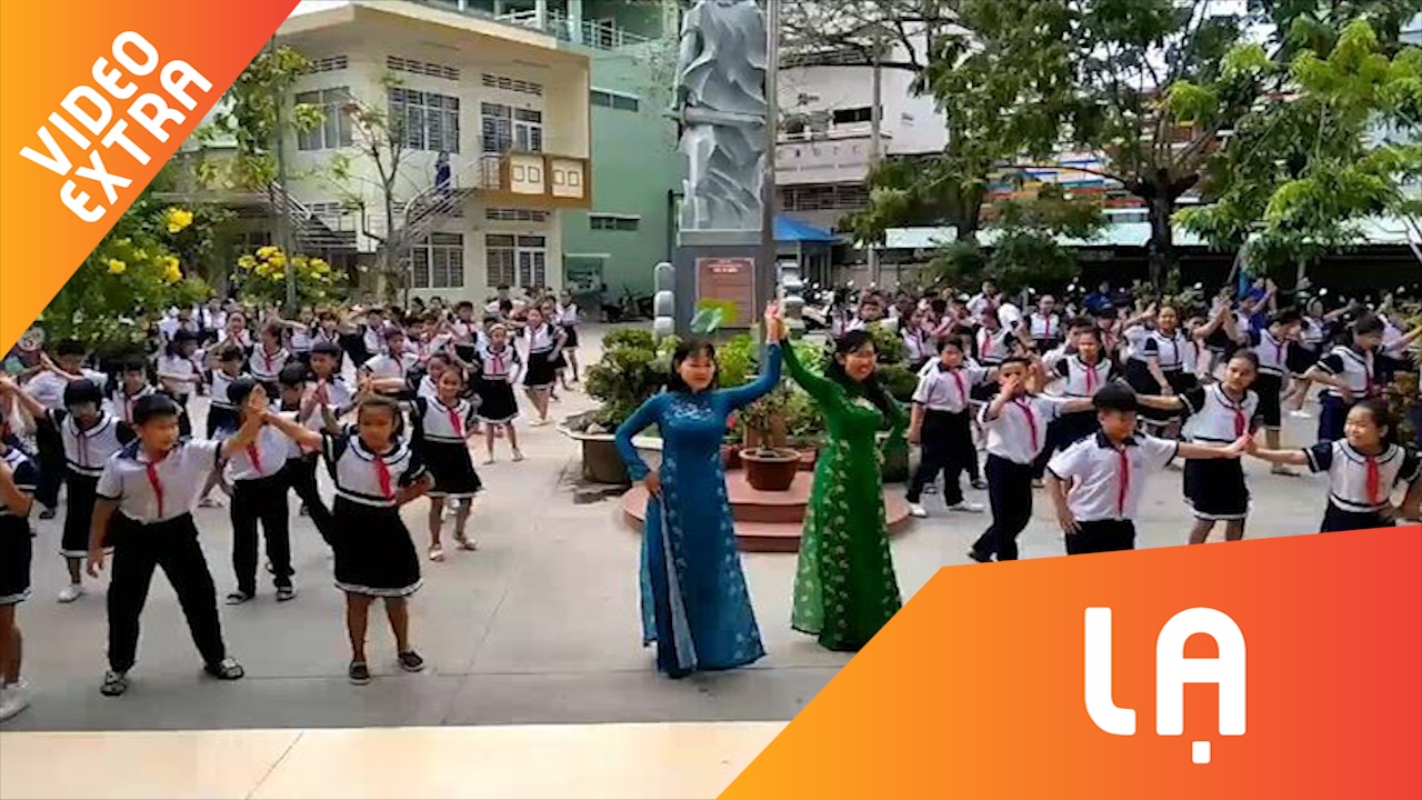 Co tro tieu hoc nhay 'Cha Cha Cha' tren san truong hinh anh