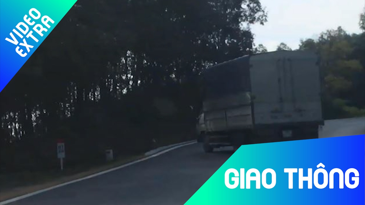 Xe tai lang lach, 'nhay mua' giua cung duong hep hinh anh