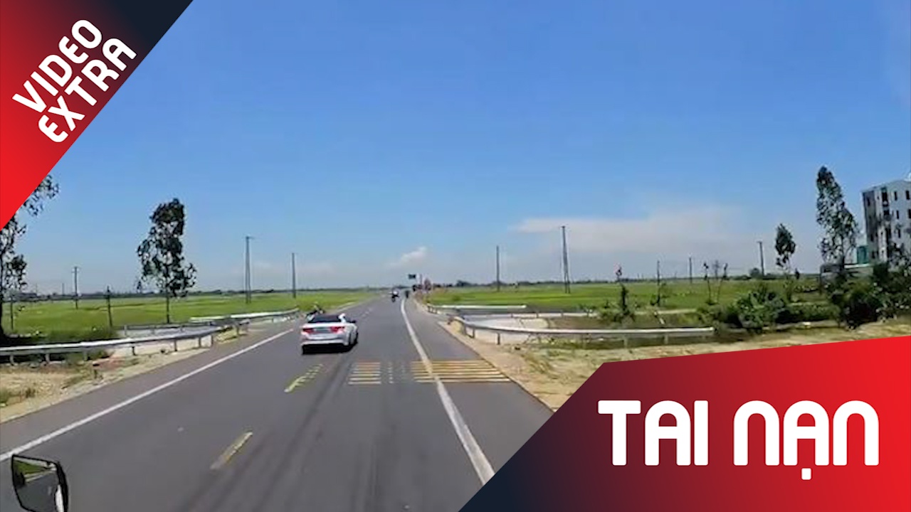 Xe oto vuot au tong nat xe may qua duong hinh anh