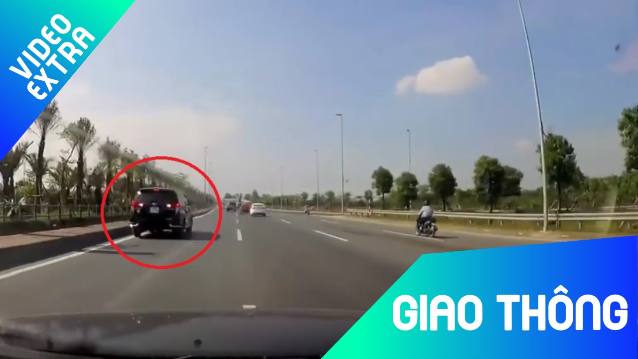 Oto vo tu chay lui giua lan toc do cao tren cau Nhat Tan hinh anh