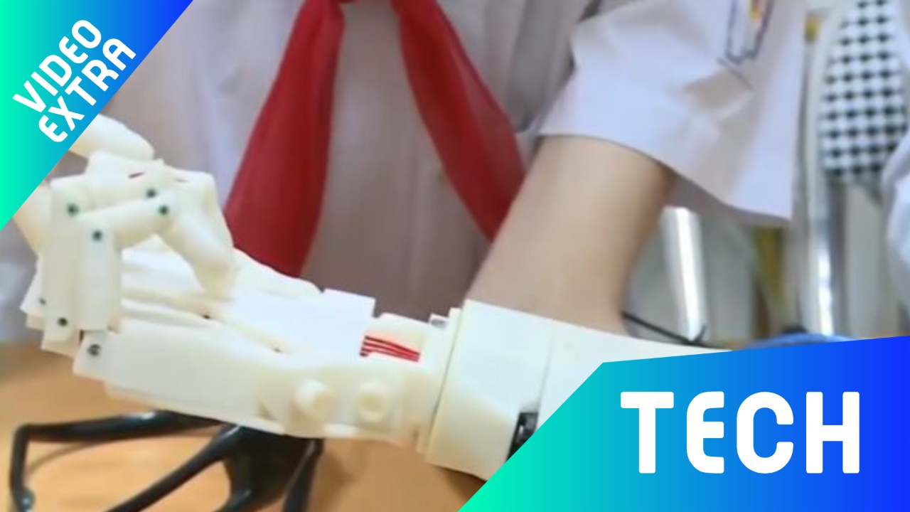 Hai hoc sinh lop 8 phat minh canh tay robot dieu khien bang suy nghi hinh anh