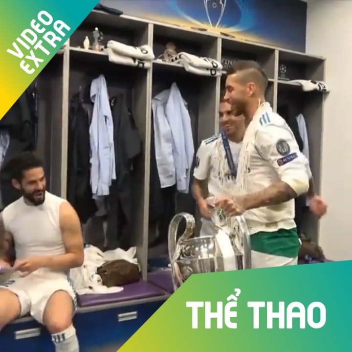 Sergio Ramos deo luoi, vui ve an mung chuc vo dich trong phong thay do hinh anh