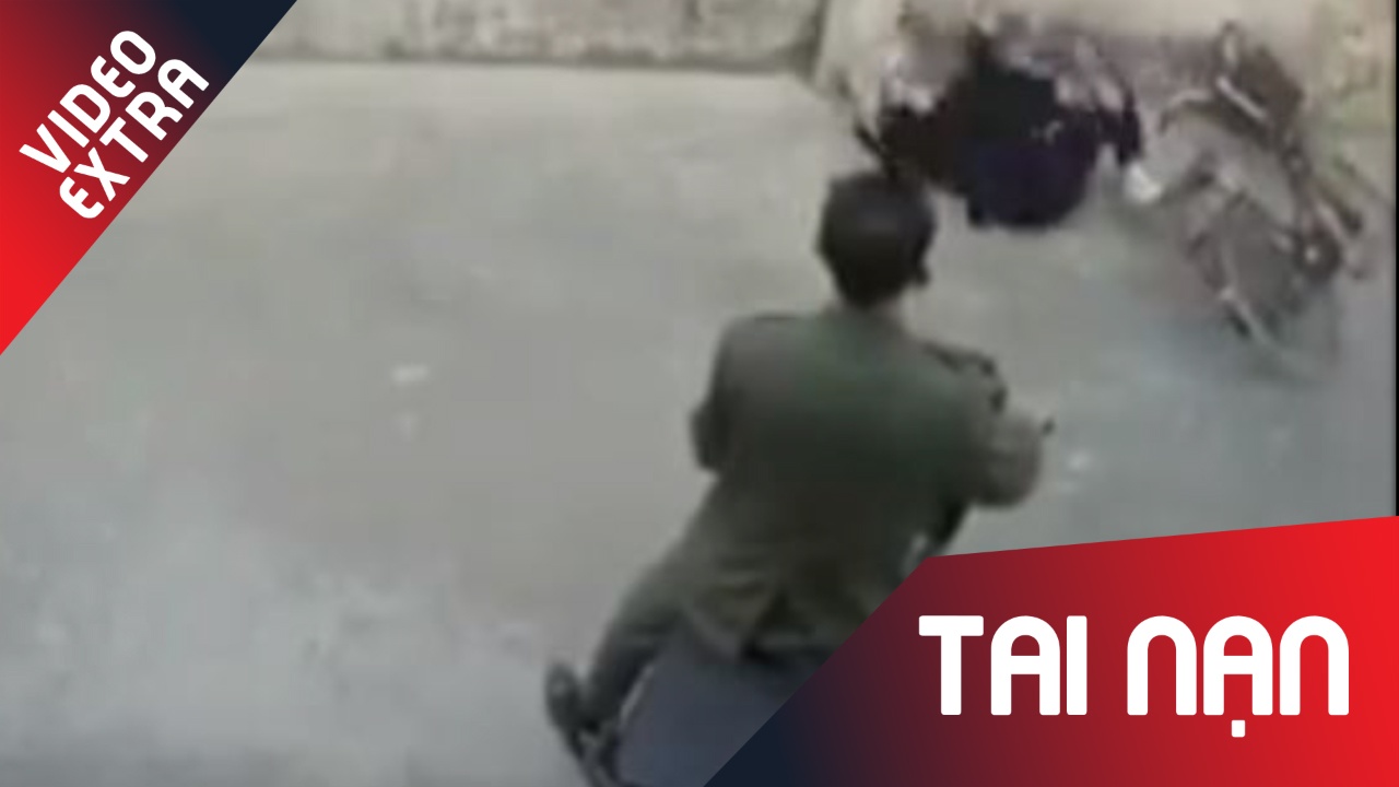 Ba cu nga nhao vi lac tay lai du chi cham nhe xe may hinh anh