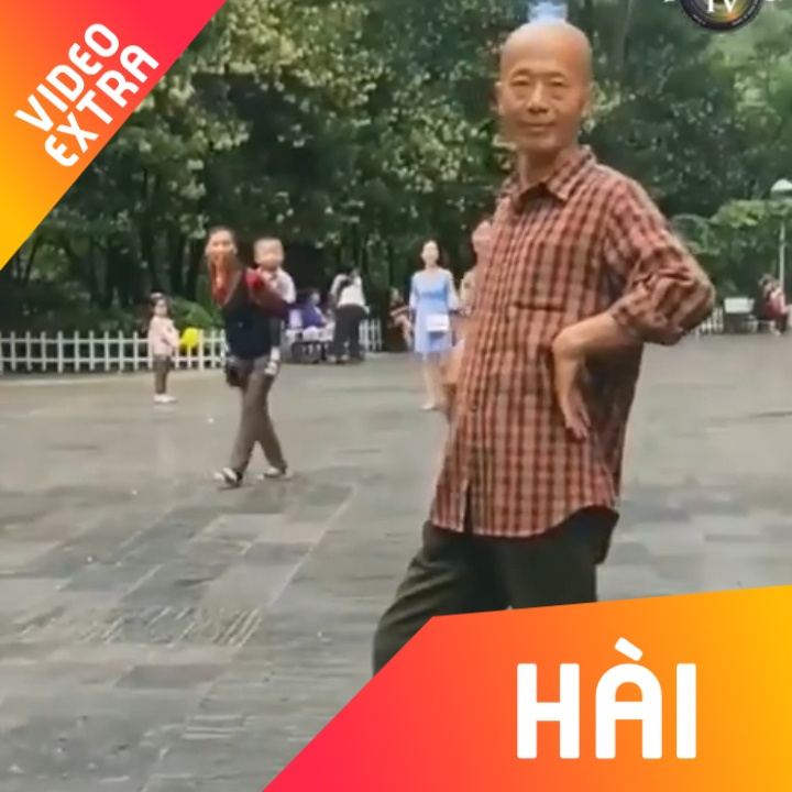 Cu ong hoa 'sieu mau', buoc catwalk duyen dang tai cong vien hinh anh