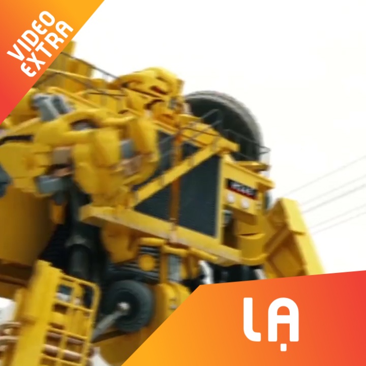 Xe cho rac bien hinh thanh robot Transformer trong 30 giay hinh anh