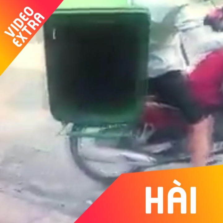 Thanh nien 'tu nhien' vac thung rac cong cong len xe cho di hinh anh