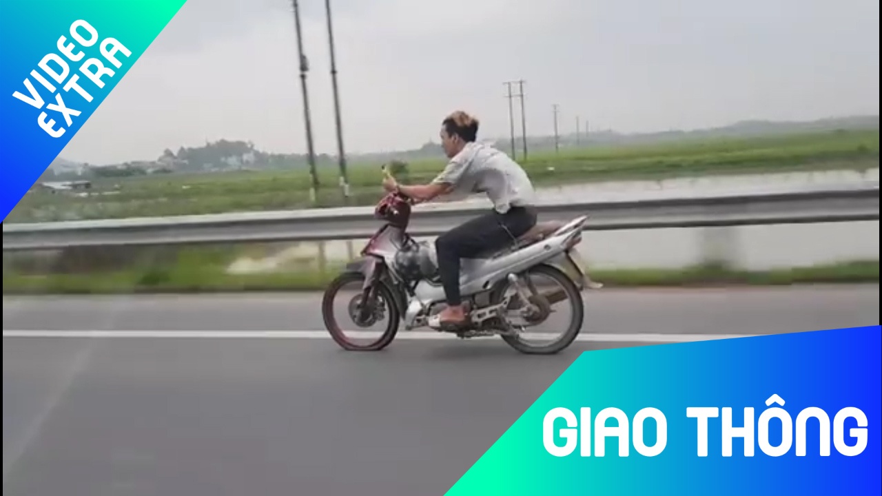 Thanh nien thung 2 banh xe van chay bat mang tren cao toc hinh anh