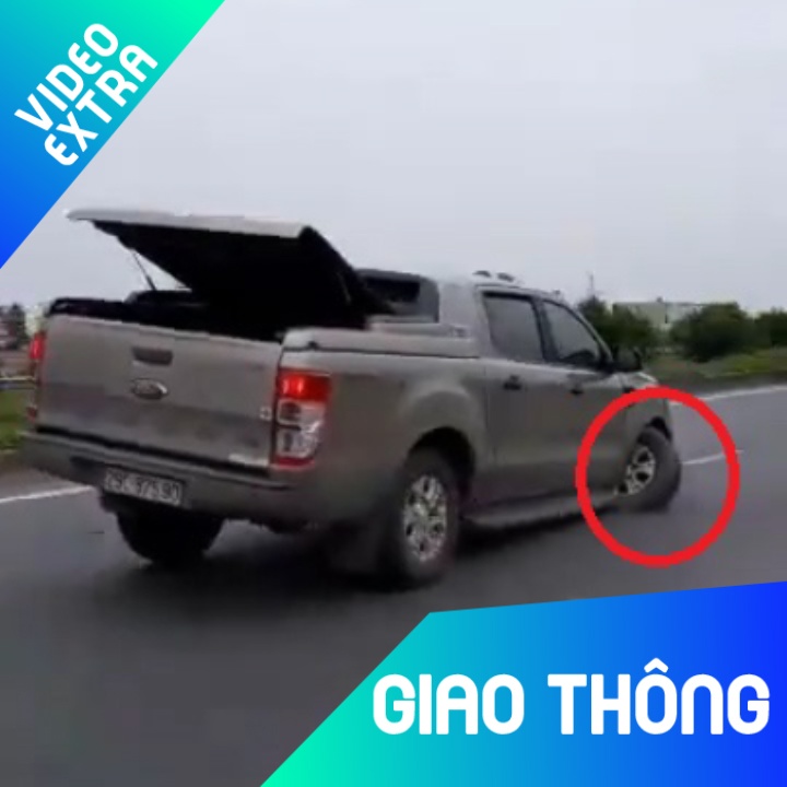 Oto hong lop van chay tren cao toc hinh anh