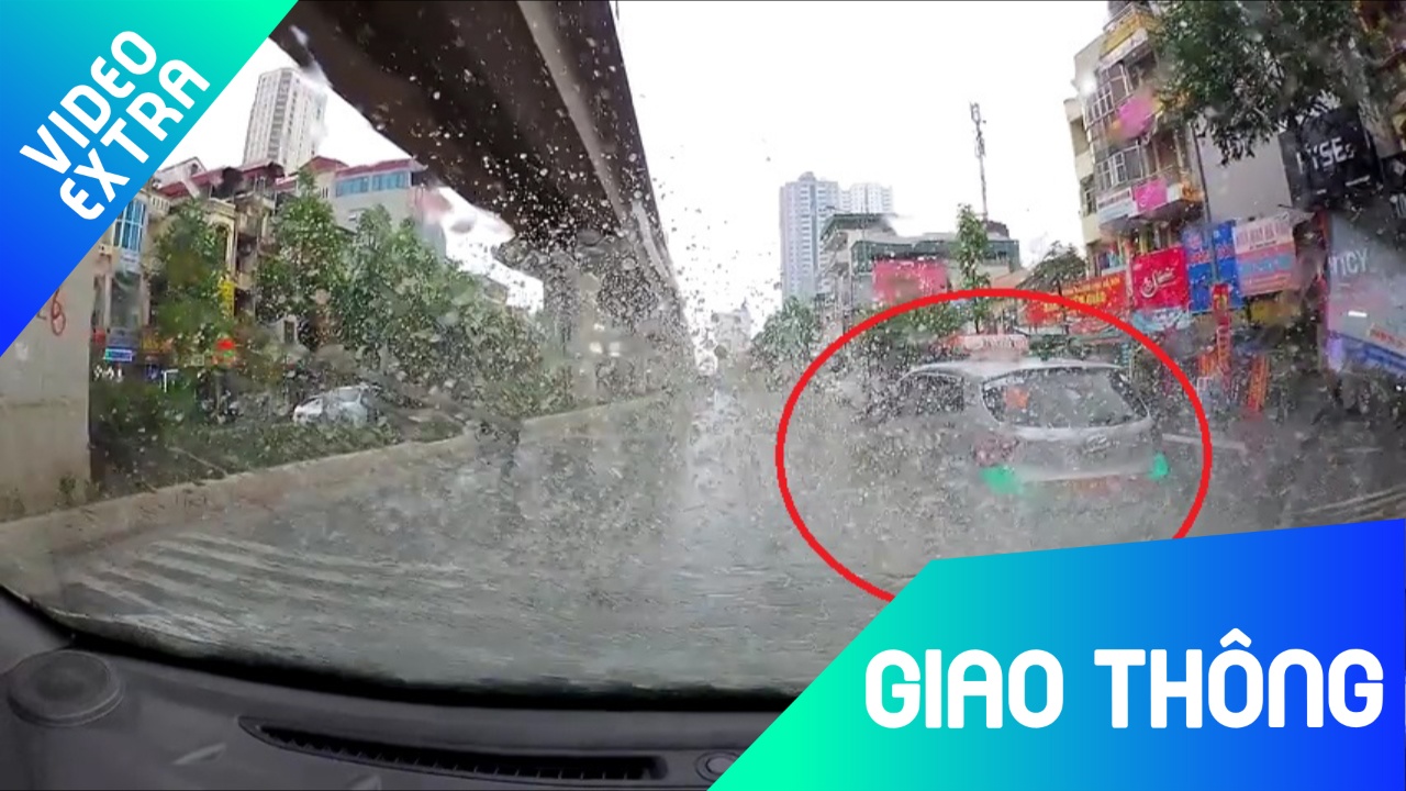 Taxi vang nuoc vao oto di cung chieu hinh anh