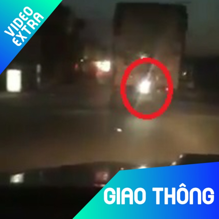 Tai xe xe tai do den, nhay lien tuc vao mat xe di sau hinh anh