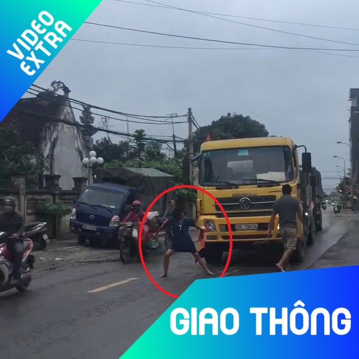 Nguoi phu nu 'mua vo', chan dau xe tai hinh anh