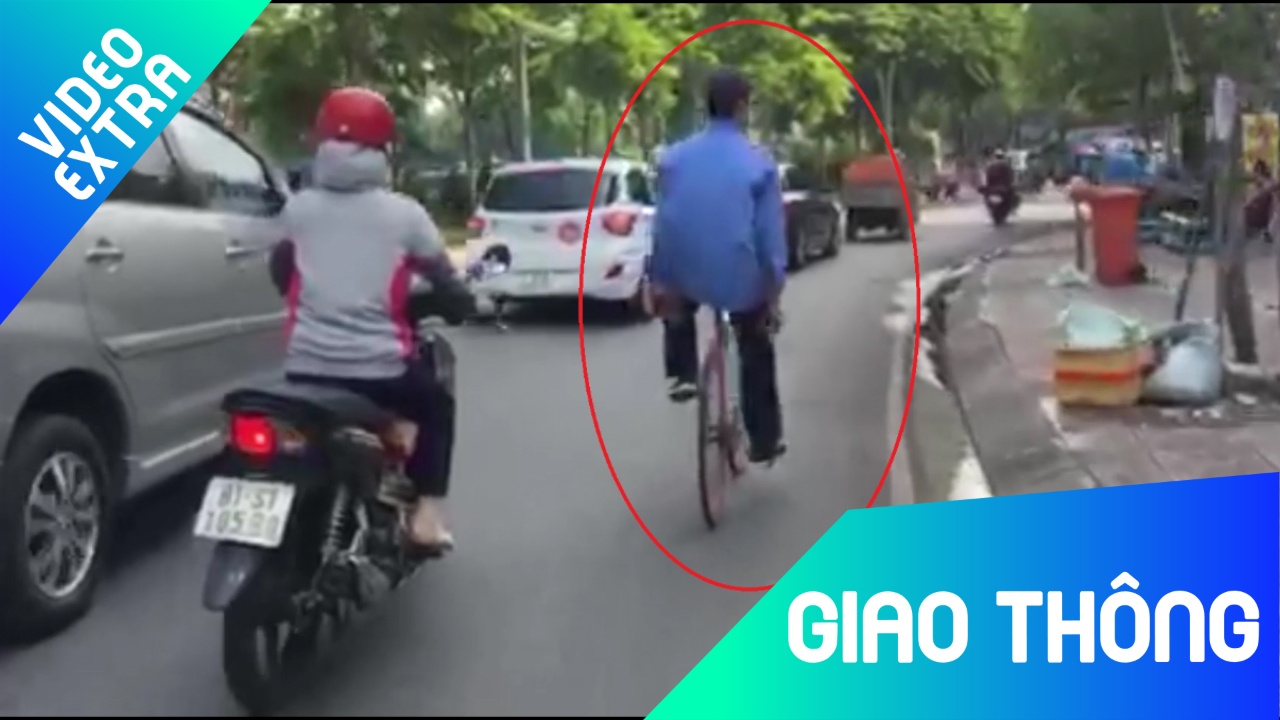 Nguoi di xe dap tha 2 tay giua duong dong duc hinh anh