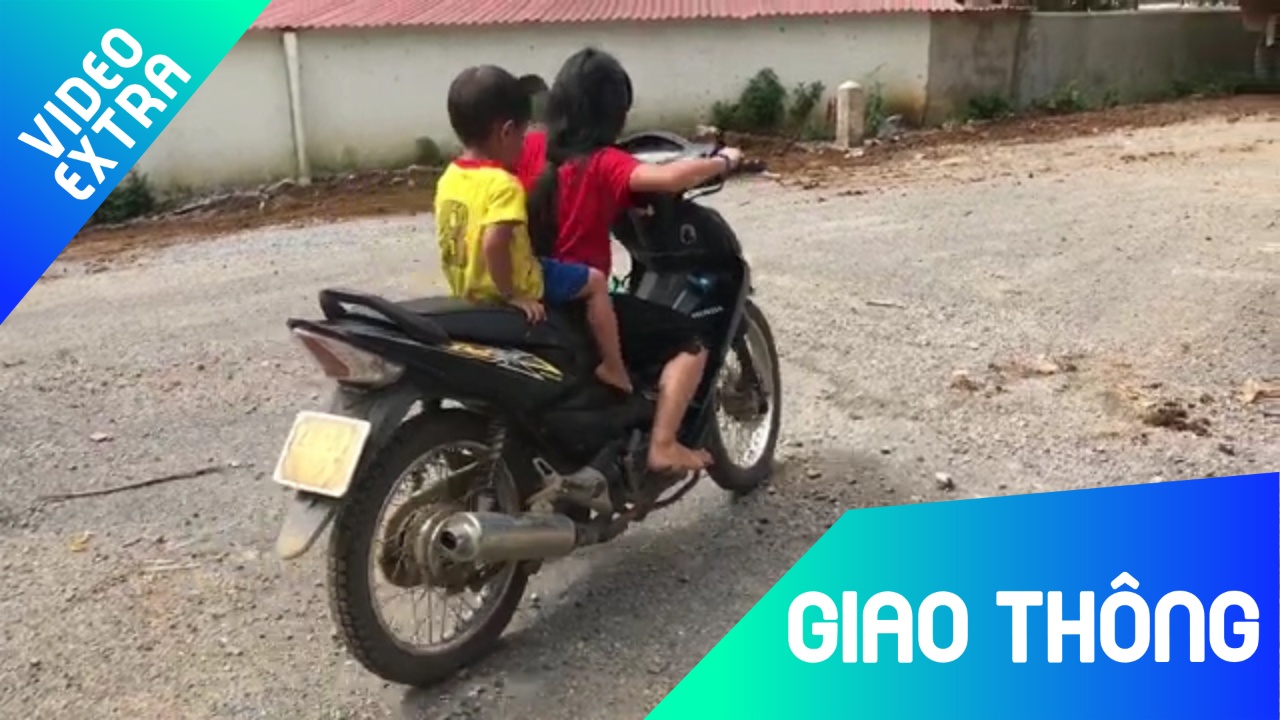 Be gai 10 tuoi lai xe may cho em nho hinh anh