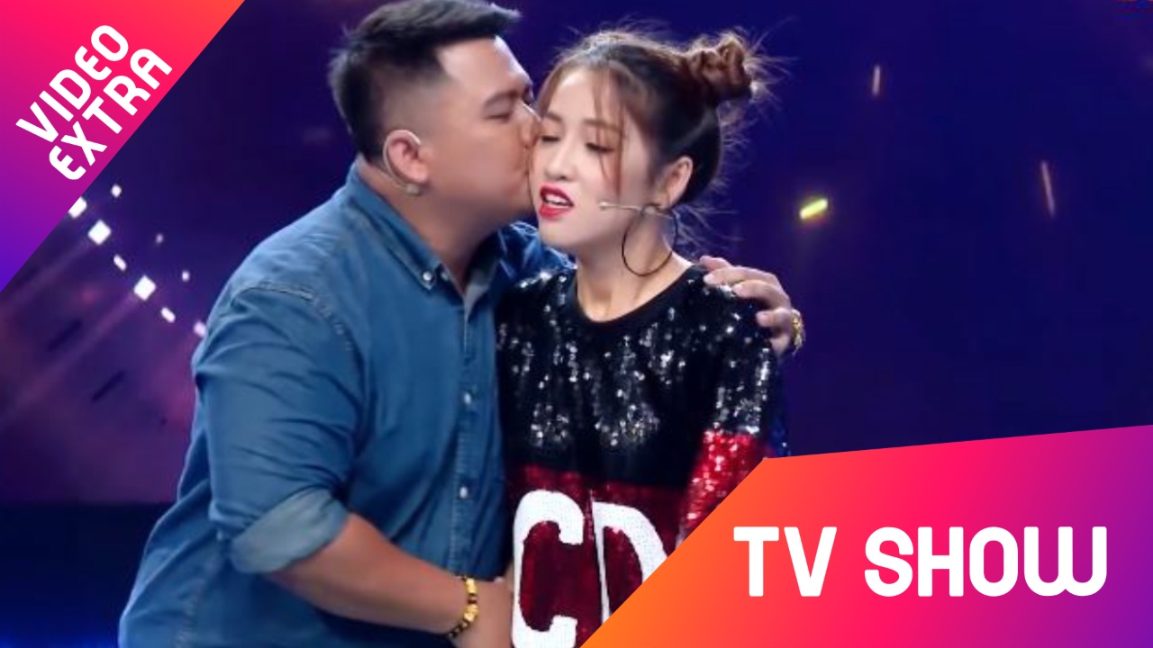 Diep Tien the hien 'tinh cam' khi Puka phai dung tu the yoga qua lau hinh anh